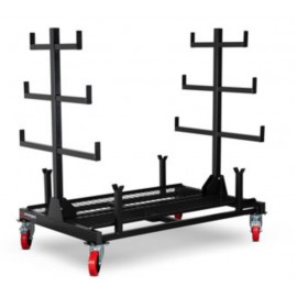Chariot de stockage mobile Armorgard PipeRack PR1 chargé de tuyaux sur chantier