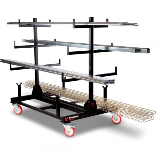 Chariot de stockage mobile Armorgard PipeRack PR1 chargé de tuyaux sur chantier