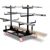 Chariot de stockage mobile Armorgard PipeRack PR1 chargé de tuyaux sur chantier