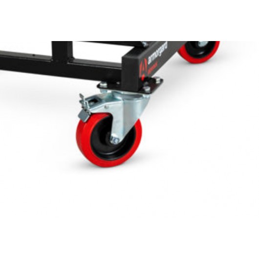 Chariot de stockage mobile Armorgard PipeRack PR1 chargé de tuyaux sur chantier