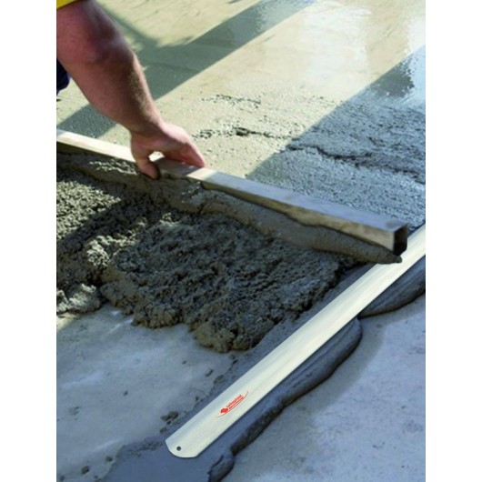 Détail de l'épaisseur de 0,5 mm du guide de chape Taliaplast 381401 pour trace minimale au retrait