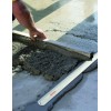 Détail de l'épaisseur de 0,5 mm du guide de chape Taliaplast 381401 pour trace minimale au retrait
