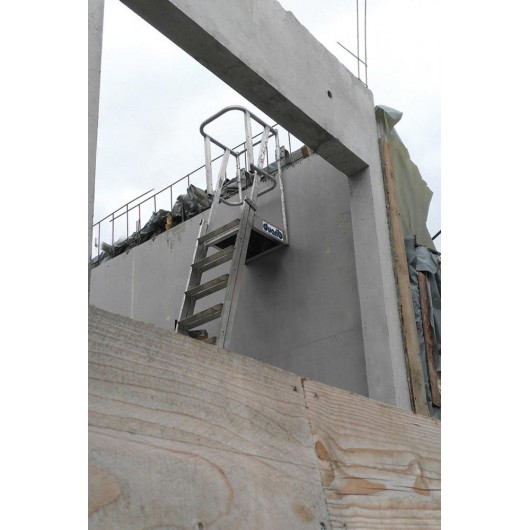 Détail du plancher antidérapant avec plinthes intégrées