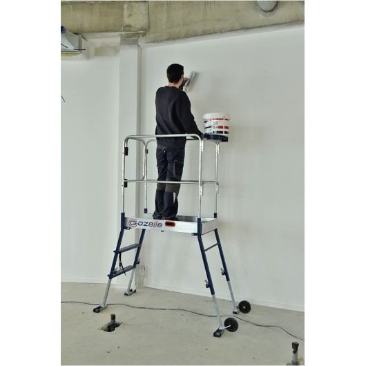 Mise en situation : plateforme roulante utilisée pour une intervention en hauteur