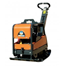 Plaque vibrante réversible Altrad RPC 45/60 moteur Honda sur chantier de compactage