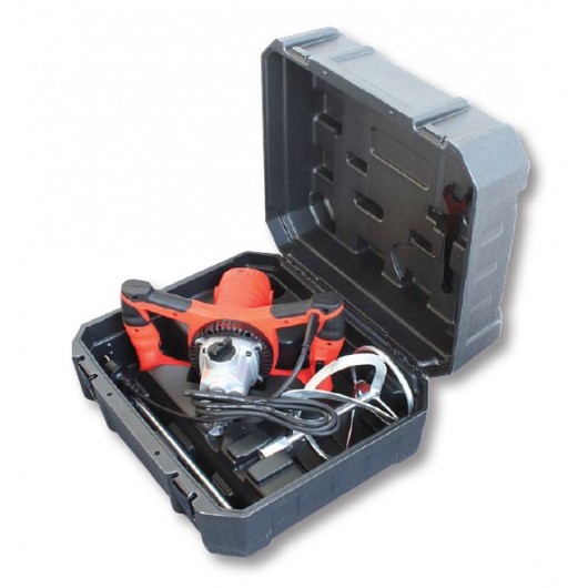 Malaxeur Altrad Promix 1600-V dans sa valise de transport ouverte avec fouet et accessoires