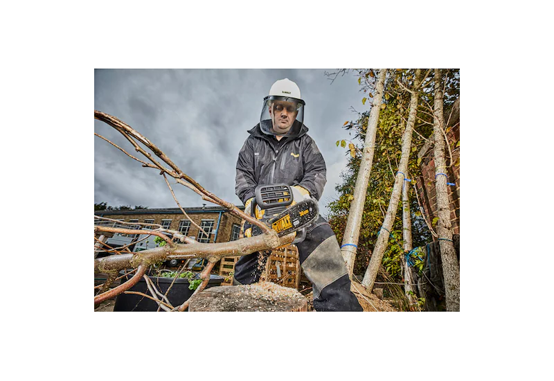 DEWALT - Tronçonneuse élagueuse XR 18V brushless - 30 cm - sans batterie ni chargeur DEWALT - Tronçonneuse élagueuse XR 18V brushless - 30 cm - sans batterie ni chargeur