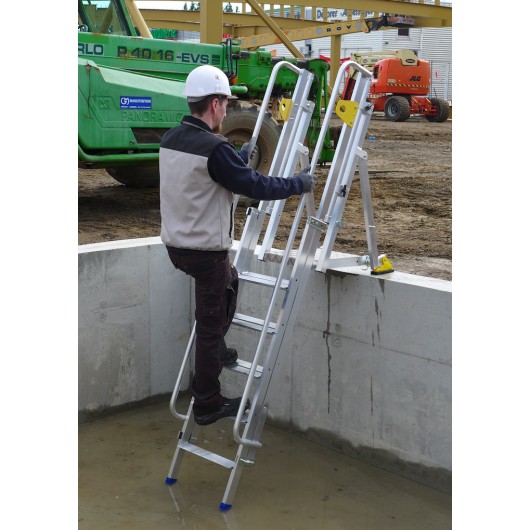 Détail du plateau et des marches antidérapantes de la plate forme de travail