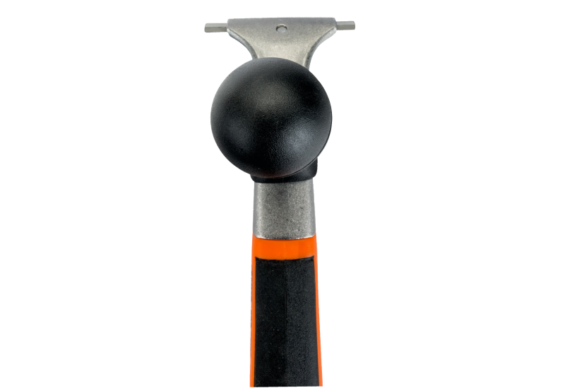 Gros plan sur le manche ergonomique bi-matière du couteau BAHCO 665, montrant la prise en main anti-fatigue.