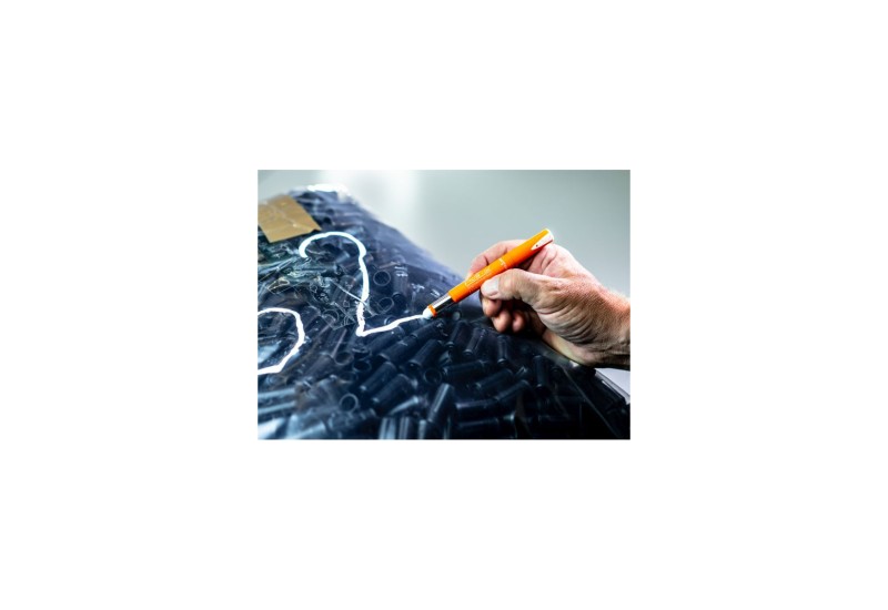 Recharge du Signalmarker Pica gel rouge en atelier