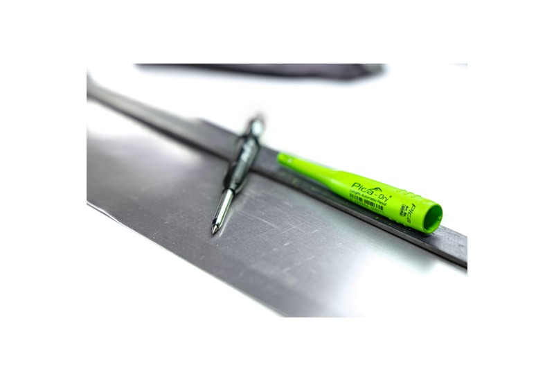 Crayon Pica Metal sur table de travail industrielle Crayon Pica Metal sur table de travail industrielle