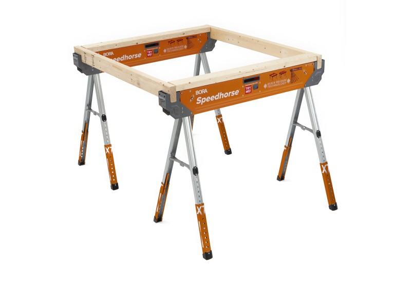 tréteaux Speedhorse XT utilisés sur chantier extérieur avec planche tréteaux Speedhorse XT utilisés sur chantier extérieur avec planche