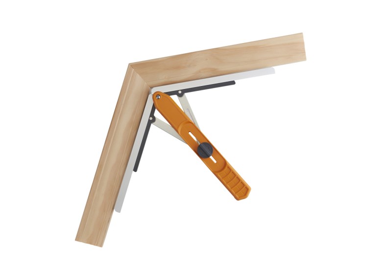 BORA MiteriX utilisé sur chantier de pose de plinthes en bois BORA MiteriX utilisé sur chantier de pose de plinthes en bois