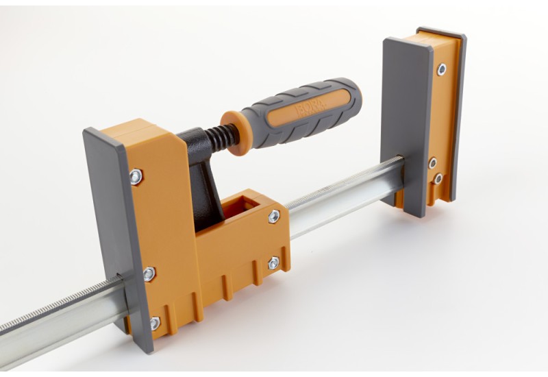 Détail de la poignée ergonomique et de la barre en acier du serre-joint Détail de la poignée ergonomique et de la barre en acier du serre-joint