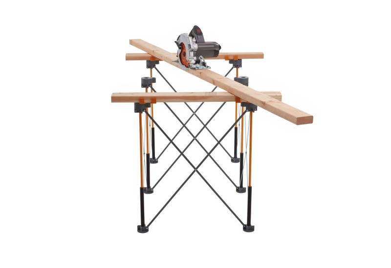 Un professionnel du bois utilisant le Centipede CK6S comme table de découpe. Un professionnel du bois utilisant le Centipede CK6S comme table de découpe.