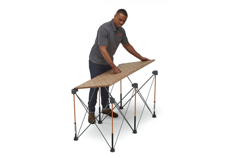 Professionnel installant le plateau sur l'établi Centipede. Professionnel installant le plateau sur l'établi Centipede.