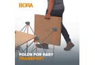 Professionel transportant le plateau pliant BORA.