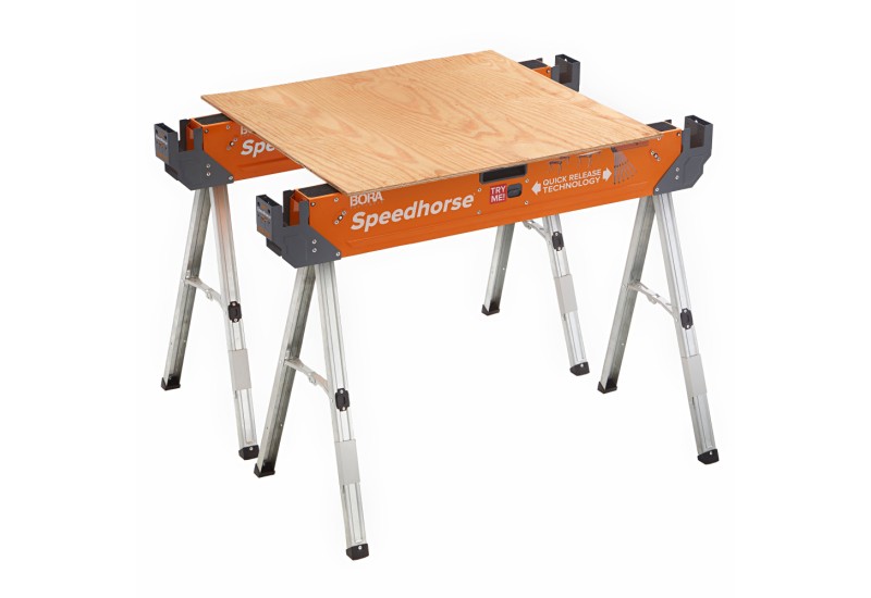 Chevalet de Sciage BORA Speedhorse avec un planche en bois posée dessus.