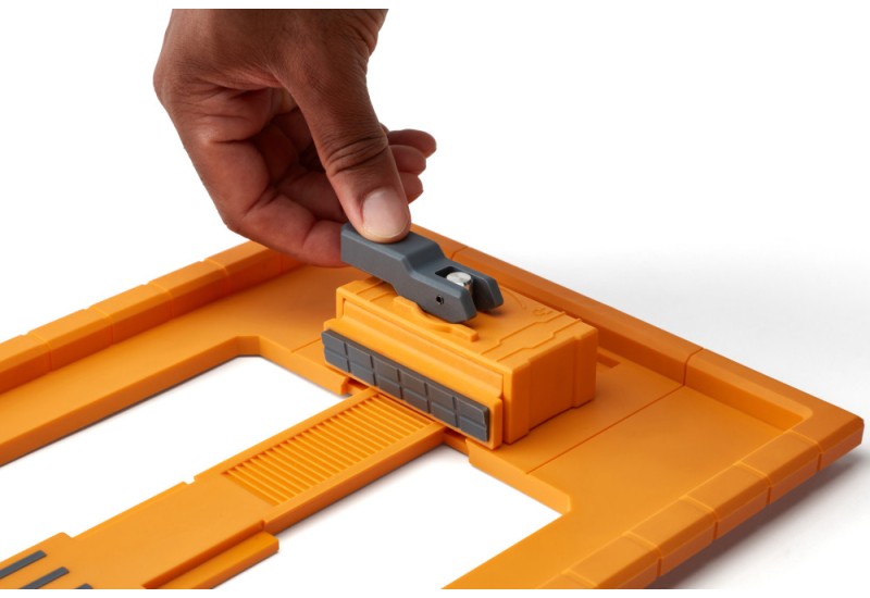 Un professionnel ajustant la plaque de guidage BORA pour une scie différente. Un professionnel ajustant la plaque de guidage BORA pour une scie différente.