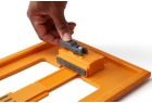 Un professionnel ajustant la plaque de guidage BORA pour une scie différente. Un professionnel ajustant la plaque de guidage BORA pour une scie différente.