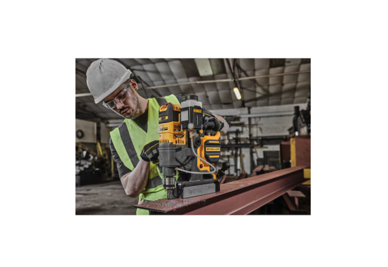 Vue de l'aimant permanent de la perceuse DEWALT, fixé sur une surface. Vue de l'aimant permanent de la perceuse DEWALT, fixé sur une surface.