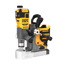Perceuse magnétique DEWALT DCD1623N-XJ en action sur une poutre métallique.