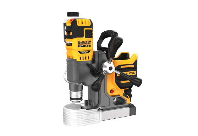 Perceuse magnétique DEWALT DCD1623N-XJ en action sur une poutre métallique. Perceuse magnétique DEWALT DCD1623N-XJ en action sur une poutre métallique.