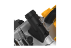 Scie à onglets DEWALT DCS781X2-QW installée sur un établi professionnel. Scie à onglets DEWALT DCS781X2-QW installée sur un établi professionnel.