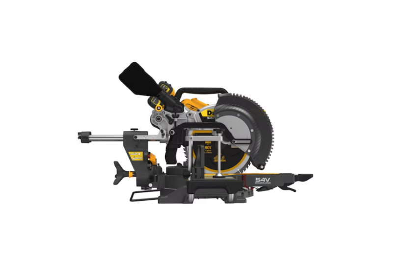 La scie à onglets DEWALT en position de transport, compacte et prête à être déplacée. La scie à onglets DEWALT en position de transport, compacte et prête à être déplacée.