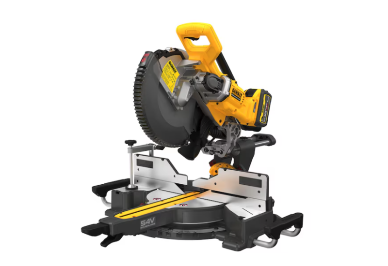 Performance de coupe de la scie à onglets DEWALT DCS781X2-QW sur un matériau composite. Performance de coupe de la scie à onglets DEWALT DCS781X2-QW sur un matériau composite.