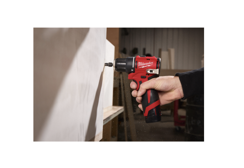 Perceuse-visseuse compacte M12™ avec sa batterie. Perceuse-visseuse compacte M12™ avec sa batterie.