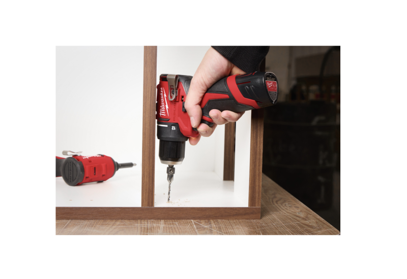 Perceuse-visseuse compacte M12™ sur chantier. Perceuse-visseuse compacte M12™ sur chantier.