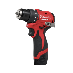Perceuse-visseuse compacte MILWAUKEE M12™ en gros plan.