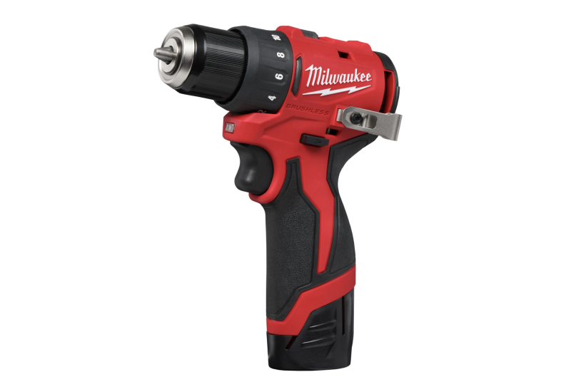 Perceuse-visseuse compacte MILWAUKEE M12™ en gros plan.