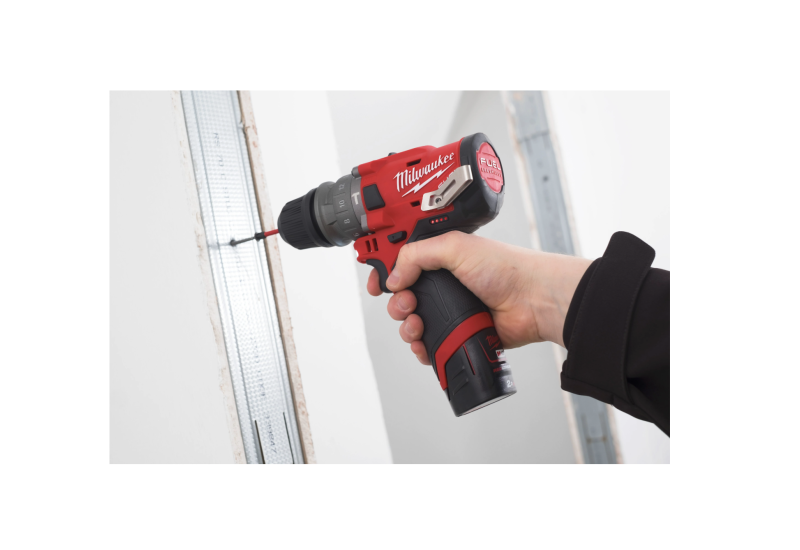 Image d'un professionnel utilisant la perceuse M12 dans un espace restreint. Image d'un professionnel utilisant la perceuse M12 dans un espace restreint.