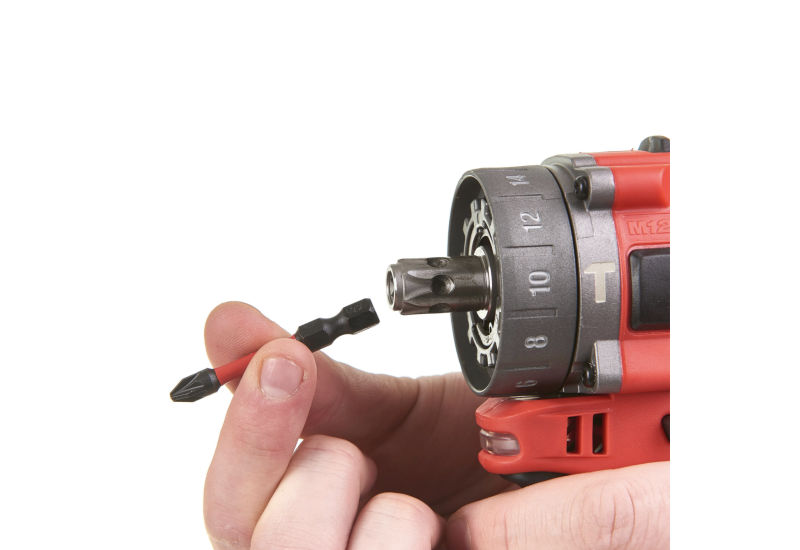 La perceuse M12 FUEL™ avec l'embout de vissage inséré directement dans la broche. La perceuse M12 FUEL™ avec l'embout de vissage inséré directement dans la broche.
