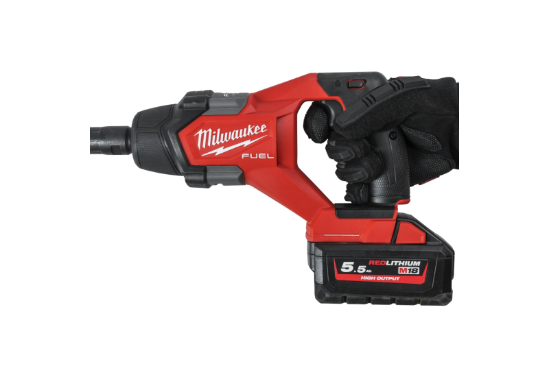 Gros plan sur le moteur de l'aiguille vibrante M18 FUEL de MILWAUKEE. Gros plan sur le moteur de l'aiguille vibrante M18 FUEL de MILWAUKEE.