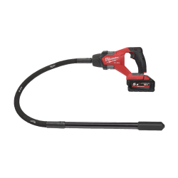 Aiguille vibrante sans fil MILWAUKEE en action pour éliminer les bulles d'air.