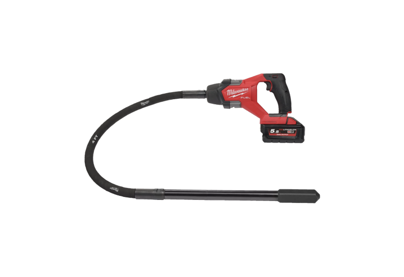 Aiguille vibrante sans fil MILWAUKEE en action pour éliminer les bulles d'air. Aiguille vibrante sans fil MILWAUKEE en action pour éliminer les bulles d'air.