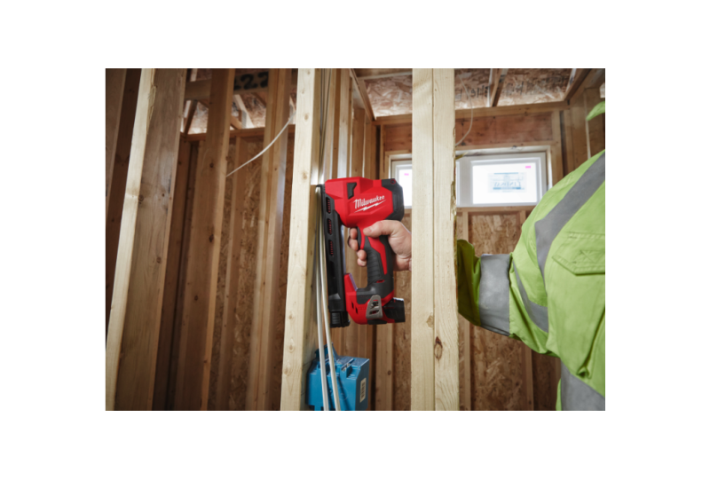 MILWAUKEE - M12 BCST-0 - Agrafeuse électricien 12V, sans batterie MILWAUKEE - M12 BCST-0 - Agrafeuse électricien 12V, sans batterie