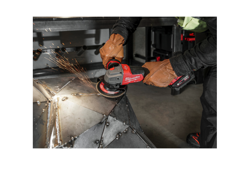 Prise en main confortable et équilibrée de la meuleuse d'angle sans fil Milwaukee M18. Prise en main confortable et équilibrée de la meuleuse d'angle sans fil Milwaukee M18.