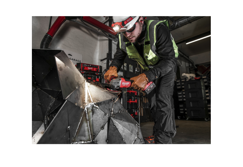 La meuleuse d'angle professionnelle Milwaukee M18 FUEL prête à l'emploi. La meuleuse d'angle professionnelle Milwaukee M18 FUEL prête à l'emploi.
