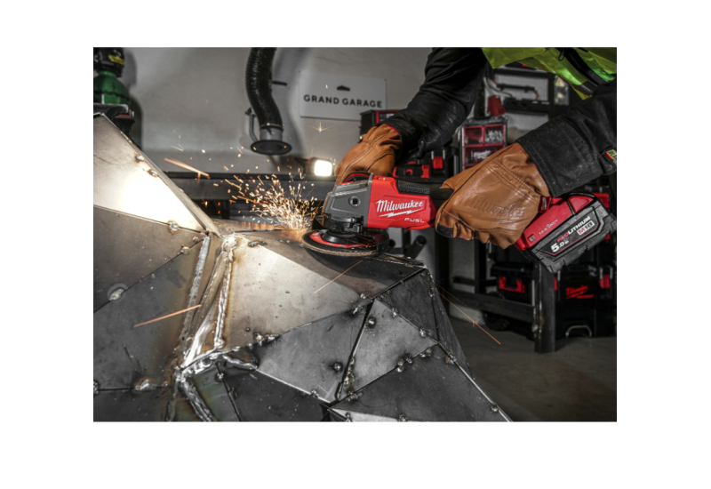 Professionnel utilisant la meuleuse d'angle Milwaukee M18 FUEL 125mm pour une découpe précise sur un chantier. Professionnel utilisant la meuleuse d'angle Milwaukee M18 FUEL 125mm pour une découpe précise sur un chantier.