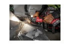Professionnel utilisant la meuleuse d'angle Milwaukee M18 FUEL 125mm pour une découpe précise sur un chantier.