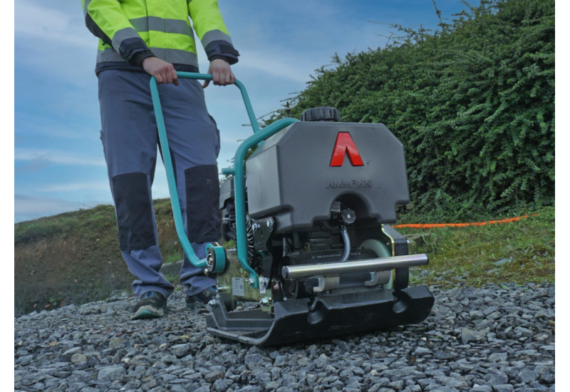 Plaque Vibrante AMMANN APF 12/50 : Mobilité Pro pour BTP - Avec réservoir d'eau et kit roues