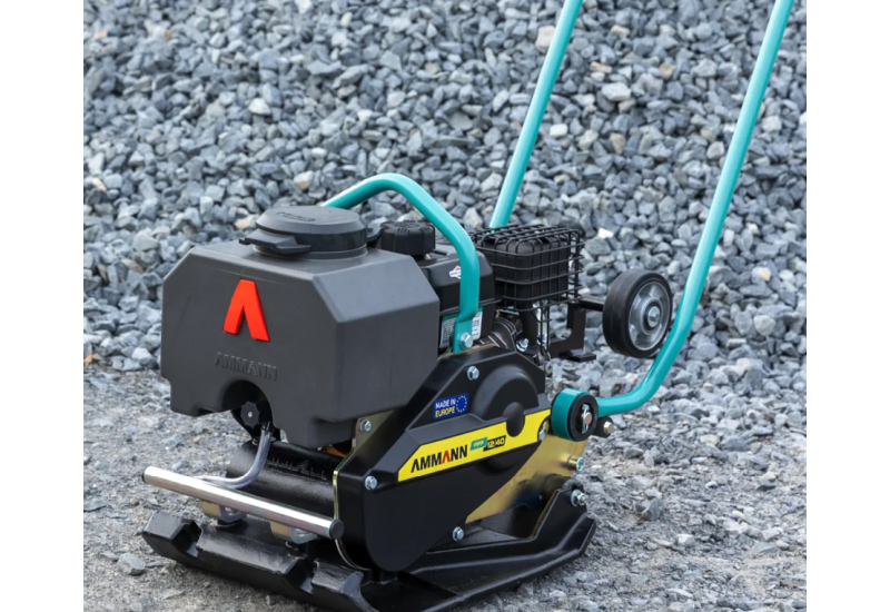 Plaque Vibrante AMMANN APF 12/50 : Mobilité Pro pour BTP - Avec réservoir d'eau et kit roues