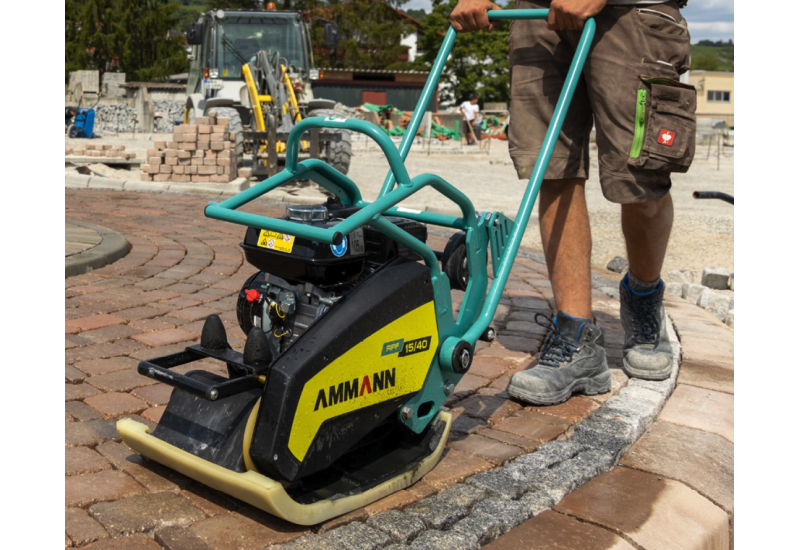 Plaque Vibrante AMMANN APF 15/40 Moteur HONDA - Avec réservoir et kit roues - Largeur de compactage: 400 mm: