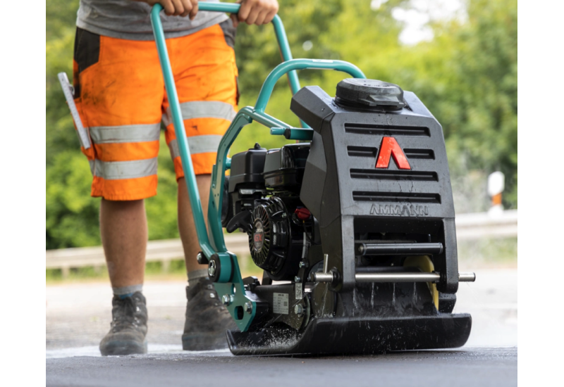 Plaque Vibrante AMMANN APF 15/40 Moteur HONDA - Avec réservoir et kit roues - Largeur de compactage: 400 mm: