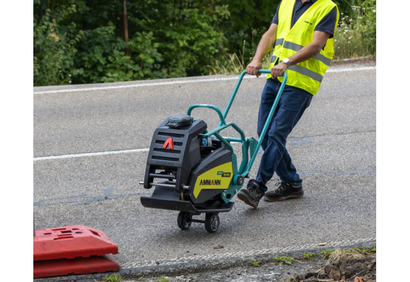Plaque Vibrante AMMANN APF 15/40 Moteur HONDA - Avec réservoir et kit roues - Largeur de compactage: 400 mm: