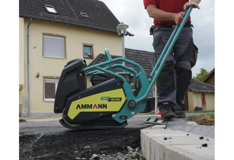 Plaque Vibrante AMMANN APF 15/40 Moteur HONDA - Avec réservoir et kit roues - Largeur de compactage: 400 mm: